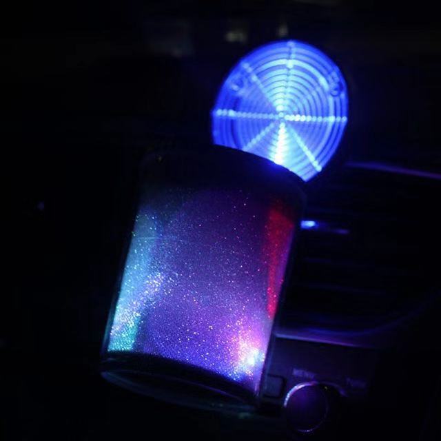 Módní LED popelník do auta